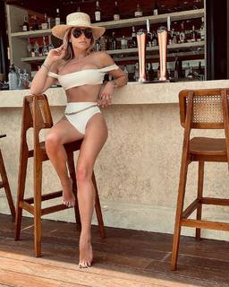 Nikkie Plessen feet photo thumbnail
