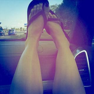 Nikkie Plessen feet photo thumbnail