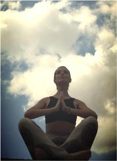 Nikoletta Ralli feet photo thumbnail