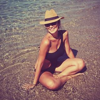 Nikoletta Ralli feet photo thumbnail