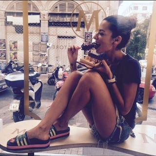 Nikoletta Ralli feet photo thumbnail