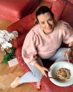 Nikoletta Ralli feet photo thumbnail