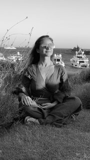 Nilli Karim feet photo thumbnail