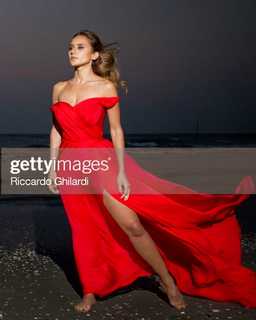 Nilli Karim feet photo thumbnail