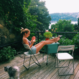 Nilperi Sahinkaya feet photo thumbnail