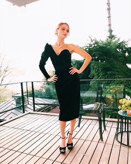 Nilperi Sahinkaya feet photo thumbnail