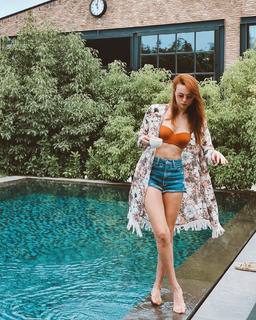 Nilperi Sahinkaya feet photo thumbnail