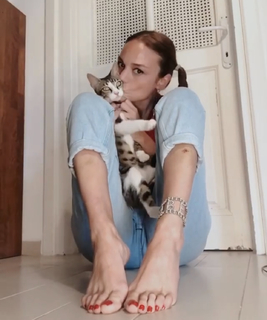 Nilperi Sahinkaya feet photo thumbnail