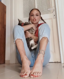 Nilperi Sahinkaya feet photo thumbnail