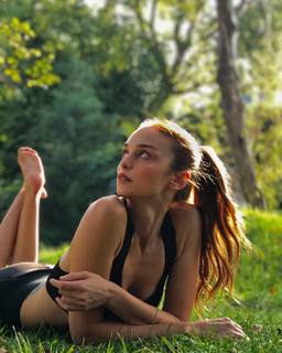 Nilperi Sahinkaya feet photo thumbnail