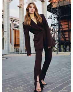 Nilperi Sahinkaya feet photo thumbnail