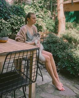 Nilperi Sahinkaya feet photo thumbnail