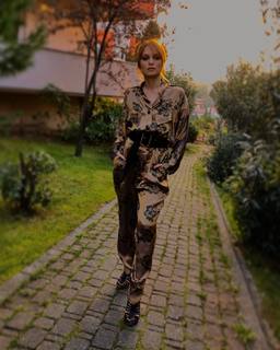 Nilperi Sahinkaya feet photo thumbnail