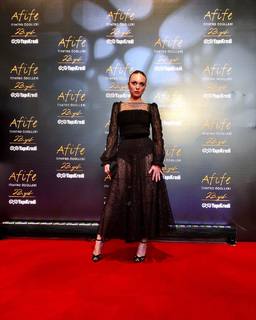 Nilperi Sahinkaya feet photo thumbnail