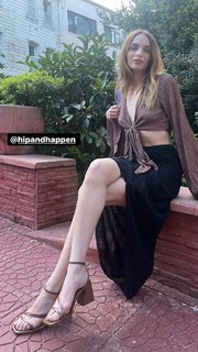 Nilperi Sahinkaya feet photo thumbnail