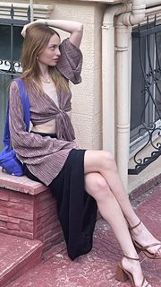 Nilperi Sahinkaya feet photo thumbnail