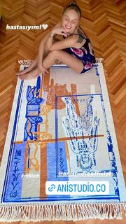 Nilperi Sahinkaya feet photo thumbnail