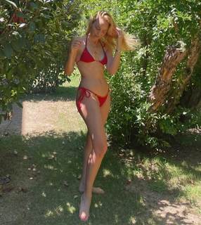 Nilperi Sahinkaya feet photo thumbnail