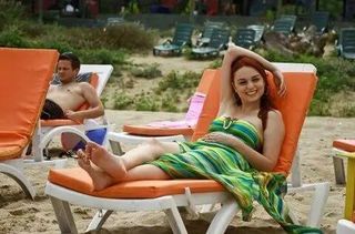 Nilperi Sahinkaya feet photo thumbnail