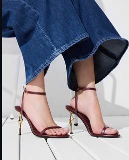 Nilperi Sahinkaya feet photo thumbnail