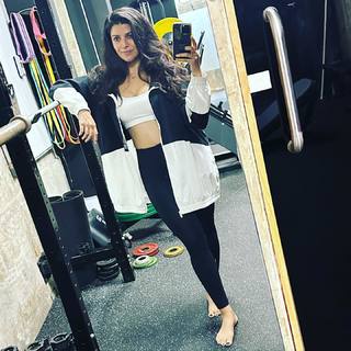 Nimrat Kaur feet photo thumbnail