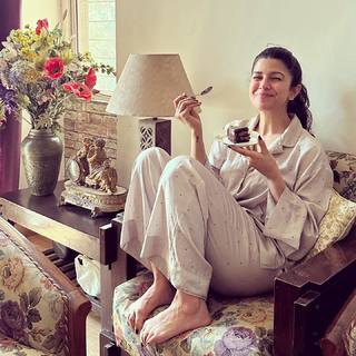 Nimrat Kaur feet photo thumbnail