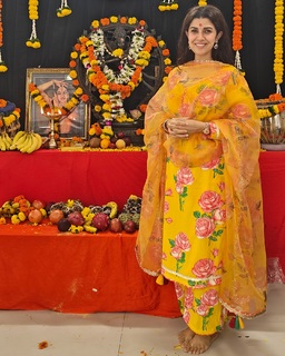 Nimrat Kaur feet photo thumbnail