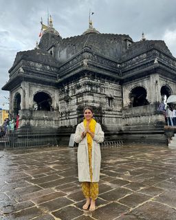 Nimrat Kaur feet photo thumbnail