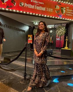 Nimrat Kaur feet photo thumbnail