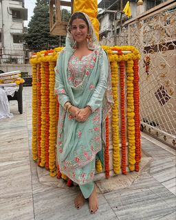 Nimrat Kaur feet photo thumbnail