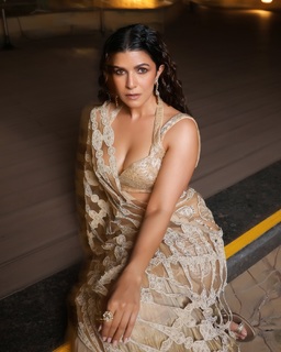 Nimrat Kaur feet photo thumbnail