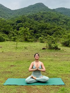 Nimrat Kaur feet photo thumbnail