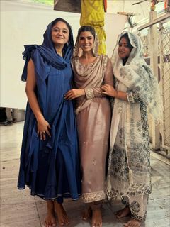 Nimrat Kaur feet photo thumbnail