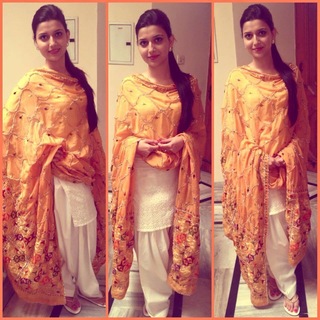Nimrat Khaira feet photo thumbnail