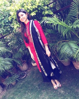 Nimrat Khaira feet photo thumbnail