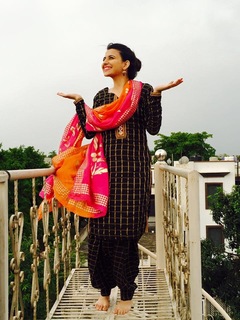 Nimrat Khaira feet photo thumbnail