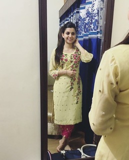 Nimrat Khaira feet photo thumbnail