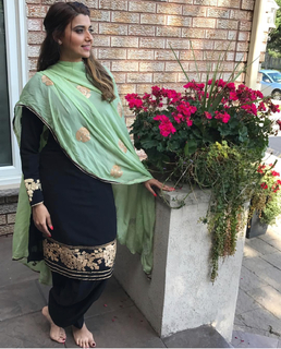 Nimrat Khaira feet photo thumbnail