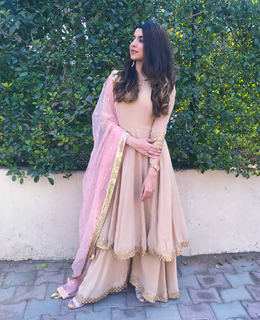 Nimrat Khaira feet photo thumbnail
