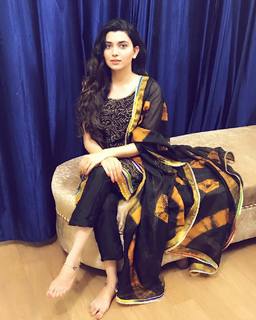 Nimrat Khaira feet photo thumbnail