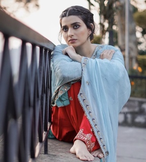 Nimrat Khaira feet photo thumbnail