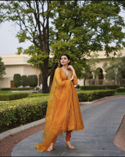 Nimrat Khaira feet photo thumbnail