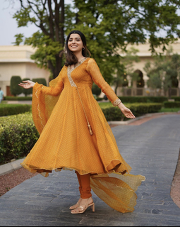 Nimrat Khaira feet photo thumbnail