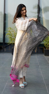 Nimrat Khaira feet photo thumbnail