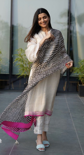 Nimrat Khaira feet photo thumbnail