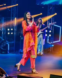 Nimrat Khaira feet photo thumbnail