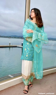 Nimrat Khaira feet photo thumbnail