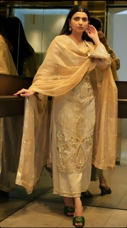 Nimrat Khaira feet photo thumbnail