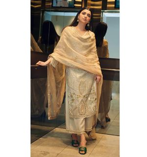 Nimrat Khaira feet photo thumbnail