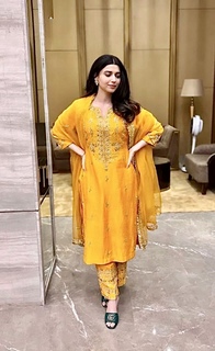 Nimrat Khaira feet photo thumbnail